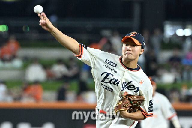 '미쳤다' 155km 한화 슈퍼루키 일냈다, LG 우승 축포 막았다…노시환 3안타+손아섭 2타점, ERA 0.62 한화 킬러 무너졌다 [MD대전]