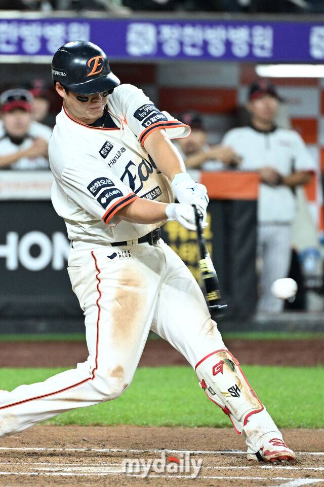 '미쳤다' 155km 한화 슈퍼루키 일냈다, LG 우승 축포 막았다…노시환 3안타+손아섭 2타점, ERA 0.62 한화 킬러 무너졌다 [MD대전]