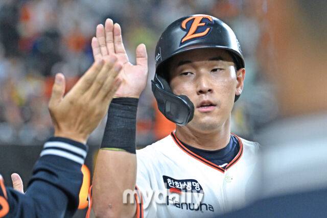'미쳤다' 155km 한화 슈퍼루키 일냈다, LG 우승 축포 막았다…노시환 3안타+손아섭 2타점, ERA 0.62 천적 무너뜨렸다 [MD대전]