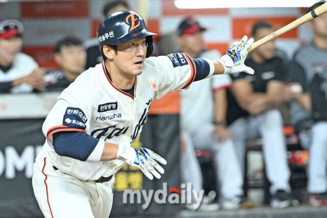 '미쳤다' 155km 한화 슈퍼루키 일냈다, LG 우승 축포 막았다…노시환 3안타+손아섭 2타점, ERA 0.62 천적 무너뜨렸다 [MD대전]