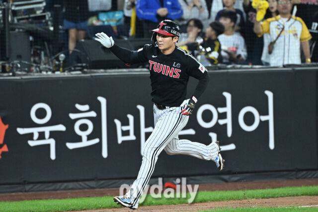 '미쳤다' 155km 한화 슈퍼루키 일냈다, LG 우승 축포 막았다…노시환 3안타+손아섭 2타점, ERA 0.62 천적 무너뜨렸다 [MD대전]