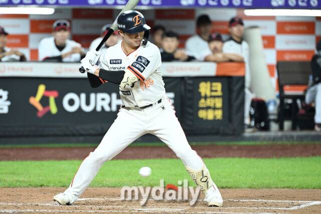 '미쳤다' 155km 한화 슈퍼루키 일냈다, LG 우승 축포 막았다…노시환 3안타+손아섭 2타점, ERA 0.62 천적 무너뜨렸다 [MD대전]