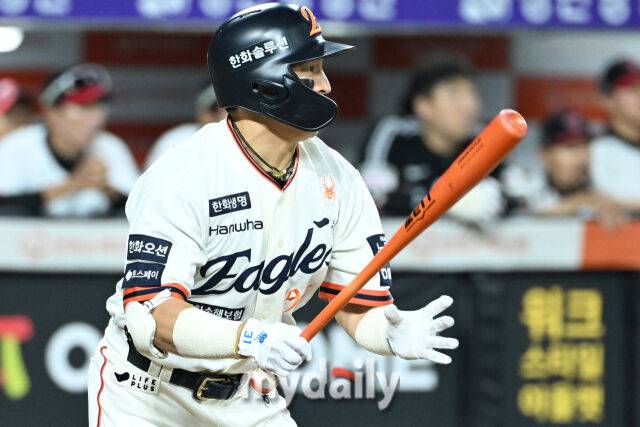 '미쳤다' 155km 한화 슈퍼루키 일냈다, LG 우승 축포 막았다…노시환 3안타+손아섭 2타점, ERA 0.62 천적 무너뜨렸다 [MD대전]
