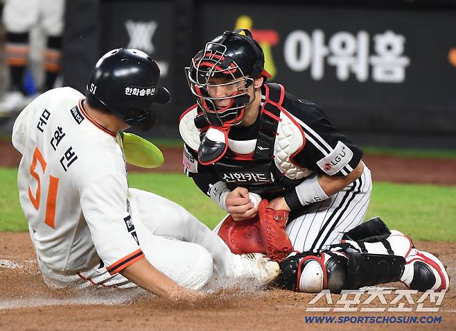 감싸주던 염경엽 감독도 끝내 쓴소리...한화만 만나면 흔들리는 베테랑 포수의 트라우마