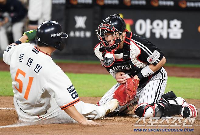 감싸주던 염경엽 감독도 끝내 쓴소리...한화만 만나면 흔들리는 베테랑 포수의 트라우마