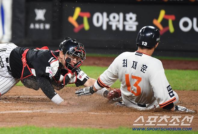 감싸주던 염경엽 감독도 끝내 쓴소리...한화만 만나면 흔들리는 베테랑 포수의 트라우마