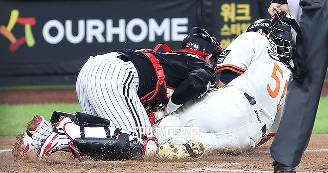 '빈 글러브 태그 또?' 박동원 도대체 왜 그러나…염경엽 감독의 깊어지는 한숨