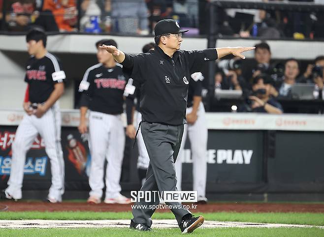 '빈 글러브 태그 또?' 박동원 도대체 왜 그러나…염경엽 감독의 깊어지는 한숨