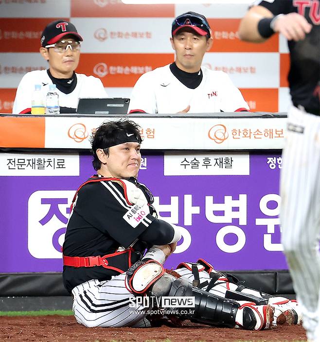 '빈 글러브 태그 또?' 박동원 도대체 왜 그러나…염경엽 감독의 깊어지는 한숨