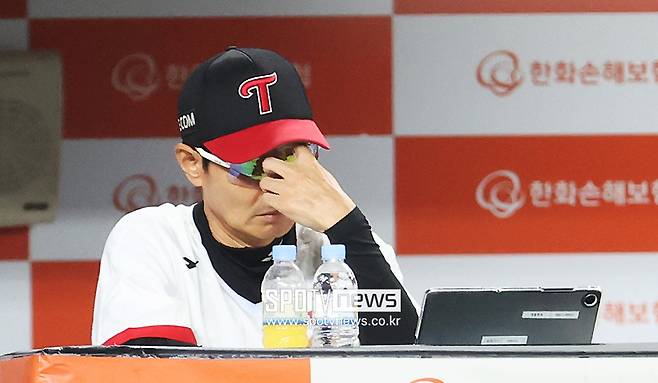 '빈 글러브 태그 또?' 박동원 도대체 왜 그러나…염경엽 감독의 깊어지는 한숨