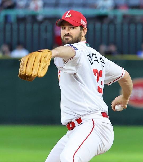 'KBO 외국인 최초 4관왕 눈앞'...한화 폰세, SSG전서 탈삼진 4개만 잡으면 달성