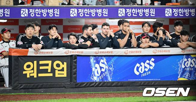 LG, 정규리그 우승 앞두고 흔들렸다…박동원 홈 실책 두 번의 뼈아픔[민경훈의 줌인]