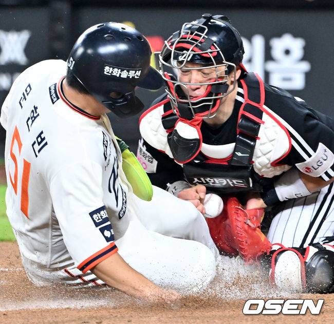 LG, 정규리그 우승 앞두고 흔들렸다…박동원 홈 실책 두 번의 뼈아픔[민경훈의 줌인]