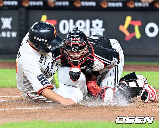 LG, 정규리그 우승 앞두고 흔들렸다…박동원 홈 실책 두 번의 뼈아픔[민경훈의 줌인]