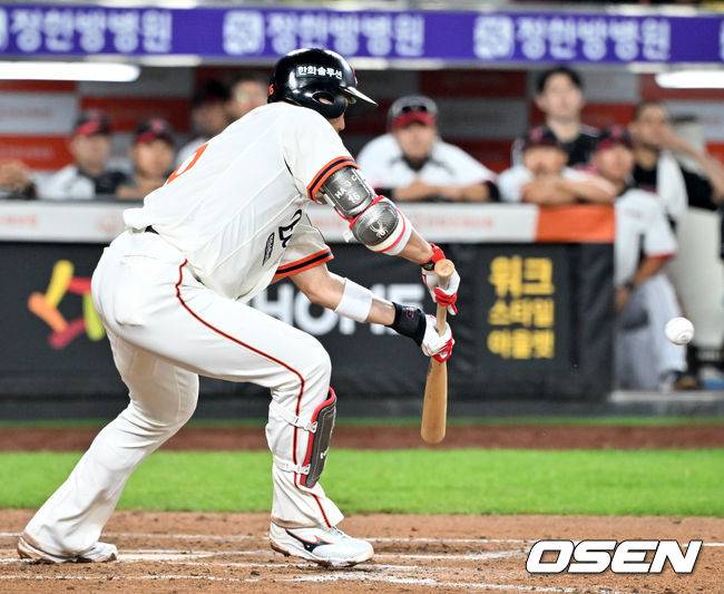 LG, 정규리그 우승 앞두고 흔들렸다…박동원 홈 실책 두 번의 뼈아픔[민경훈의 줌인]
