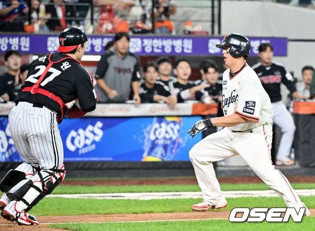 LG, 정규리그 우승 앞두고 흔들렸다…박동원 홈 실책 두 번의 뼈아픔[민경훈의 줌인]
