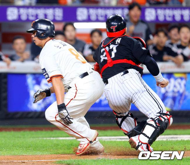LG, 정규리그 우승 앞두고 흔들렸다…박동원 홈 실책 두 번의 뼈아픔[민경훈의 줌인]