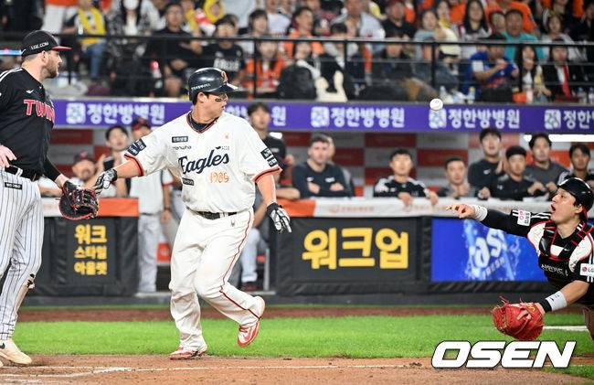 LG, 정규리그 우승 앞두고 흔들렸다…박동원 홈 실책 두 번의 뼈아픔[민경훈의 줌인]