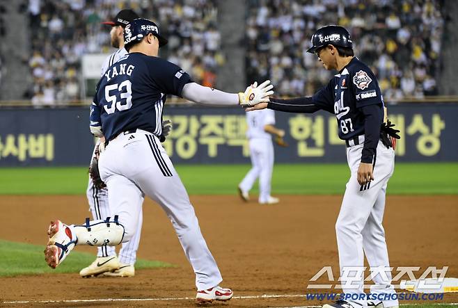LG 오늘도 우승 실패. 3안타, 2병살타 졸전, 두산에 0대6 패배. 콜어빈-잭로그 총력전 두산은 유종의 미[잠실 리뷰]