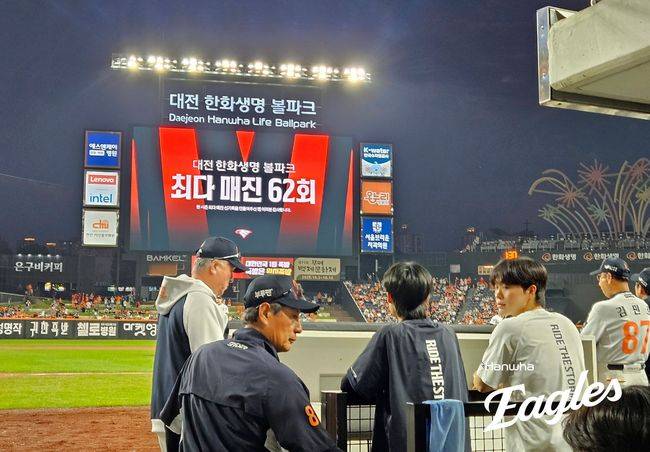 '리베라토 끝내기' 한화 1위 대역전 불씨 지폈다, 롯데 꺾고 홈 최종전 승리…와이스 7이닝 무실점 피날레 [대전 리뷰]
