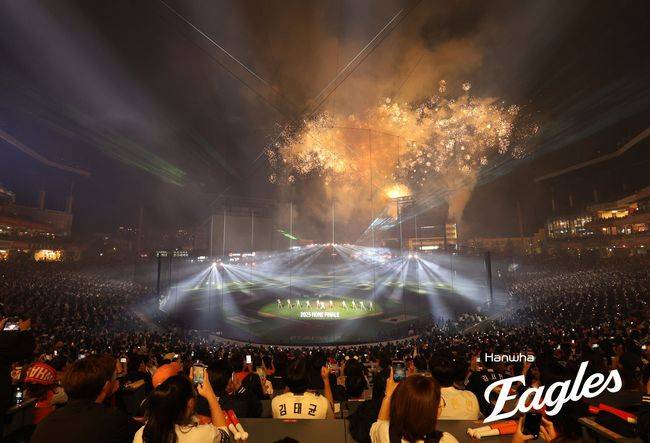 한화 '1위 대역전' 희망 속 불꽃 축제, 대전 '123만8140명' 홈 관중 덕분에…김경문 감독도 거듭 감사 인사