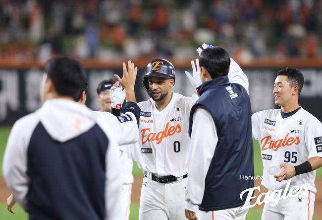 한화 '1위 대역전' 희망 속 불꽃 축제, 대전 '123만8140명' 홈 관중 덕분에…김경문 감독도 거듭 감사 인사