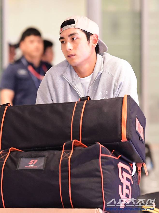 '인천공항 이정후와 함께 등장한 여성은?' 아직 과정일 뿐... 내년 더욱 기대 MLB 첫 풀타임[인천공항현장]