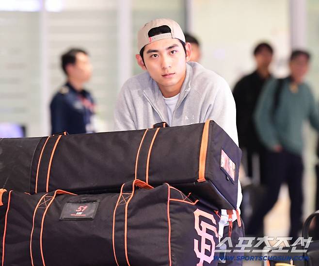 '인천공항 이정후와 함께 등장한 여성은?' 아직 과정일 뿐... 내년 더욱 기대 MLB 첫 풀타임[인천공항현장]