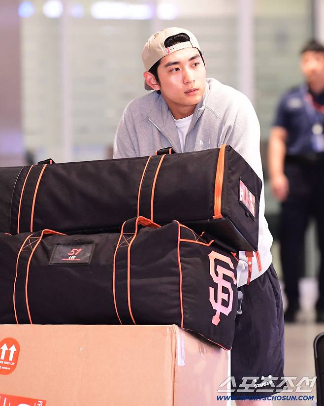 '인천공항 이정후와 함께 등장한 여성은?' 아직 과정일 뿐... 내년 더욱 기대 MLB 첫 풀타임[인천공항현장]