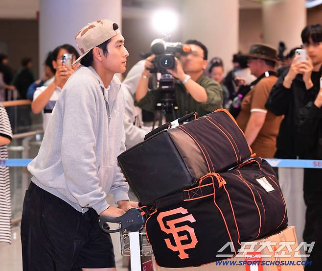 '인천공항 이정후와 함께 등장한 여성은?' 아직 과정일 뿐... 내년 더욱 기대 MLB 첫 풀타임[인천공항현장]