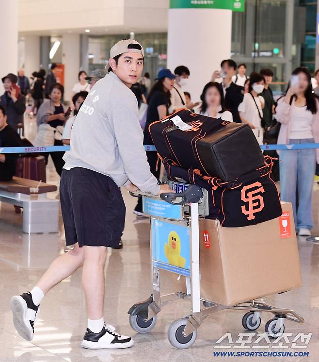 '인천공항 이정후와 함께 등장한 여성은?' 아직 과정일 뿐... 내년 더욱 기대 MLB 첫 풀타임[인천공항현장]