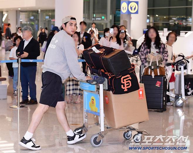 '인천공항 이정후와 함께 등장한 여성은?' 아직 과정일 뿐... 내년 더욱 기대 MLB 첫 풀타임[인천공항현장]