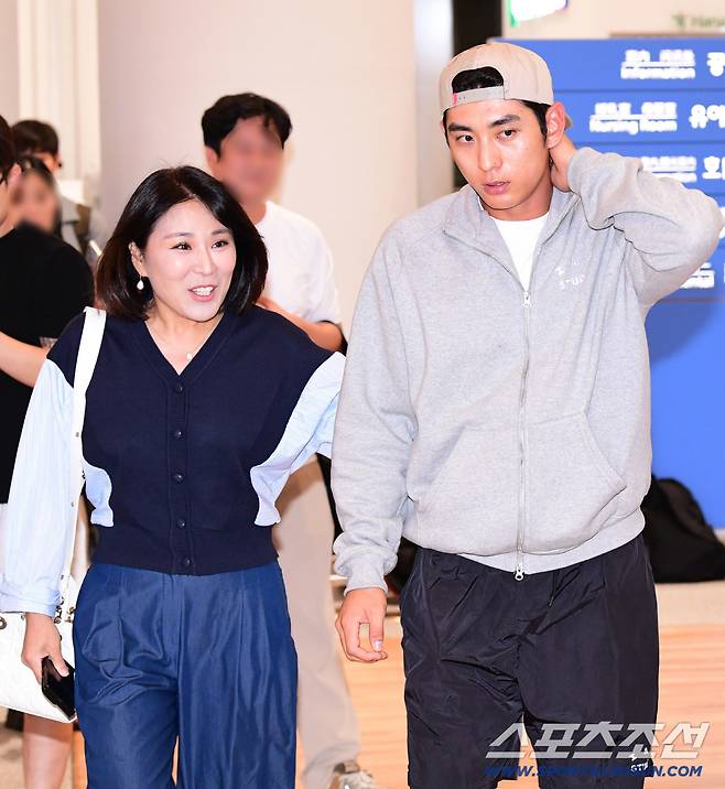 '인천공항 이정후와 함께 등장한 여성은?' 아직 과정일 뿐... 내년 더욱 기대 MLB 첫 풀타임[인천공항현장]