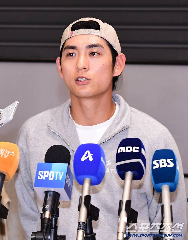 '인천공항 이정후와 함께 등장한 여성은?' 아직 과정일 뿐... 내년 더욱 기대 MLB 첫 풀타임[인천공항현장]