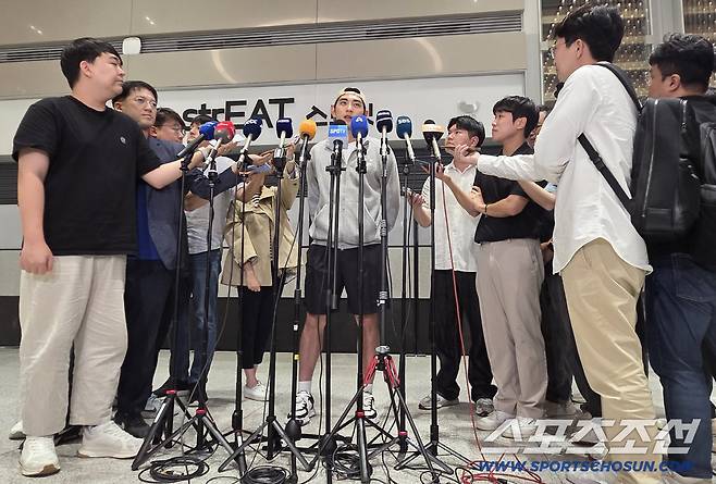 '인천공항 이정후와 함께 등장한 여성은?' 아직 과정일 뿐... 내년 더욱 기대 MLB 첫 풀타임[인천공항현장]