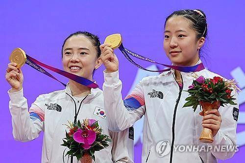 탁구 신유빈, 영혼의 단짝 전지희와 베이징서 깜짝 '재회'