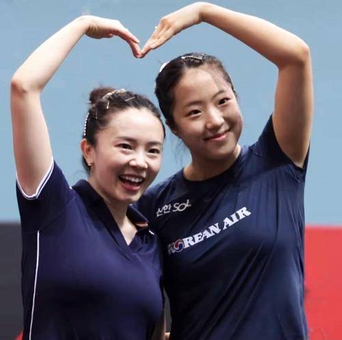 탁구 신유빈, 영혼의 단짝 전지희와 베이징서 깜짝 '재회'