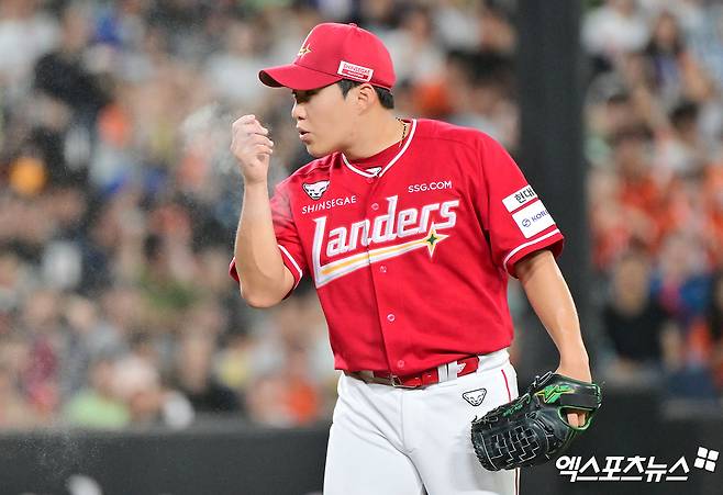 아직도 걷지 못한 대형 방수포…한화-SSG전, 우천으로 개시 지연 [인천 현장]