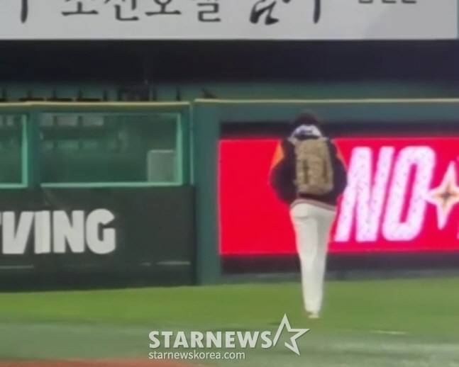 '어깨 굳을라' 한화 폰세 불펜으로 이동, 드디어 방수포 걷었다→오후 7시 30분 개시 예정 [인천 현장]