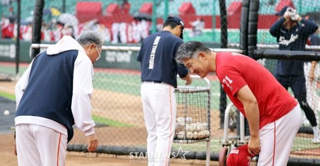 '어깨 굳을라' 한화 폰세 불펜으로 이동, 드디어 방수포 걷었다→오후 7시 30분 개시 예정 [인천 현장]