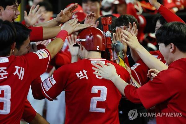 잠실 LG팬들 난리났다, SSG가 우승 선물하나… SSG, 한화에 2-1 리드