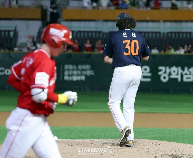 '기적의 한화인줄 알았는데' 1아웃 남기고 김서현이 무너졌다, 투런포 2방에 와르르 '2위 확정' [인천 현장리뷰]