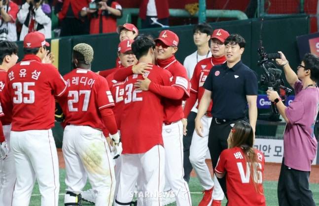 '기적의 한화인줄 알았는데' 1아웃 남기고 김서현이 무너졌다, 투런포 2방에 와르르 '2위 확정' [인천 현장리뷰]