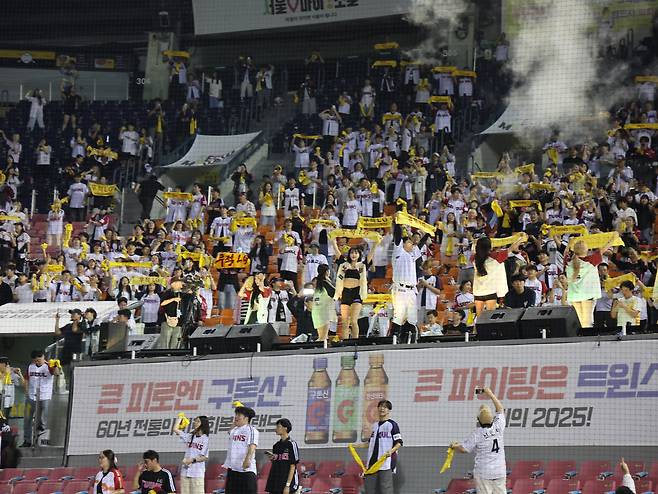 LG, NC에 졌지만 정규시즌 우승… 인천발 소식에 잠실이 터졌다