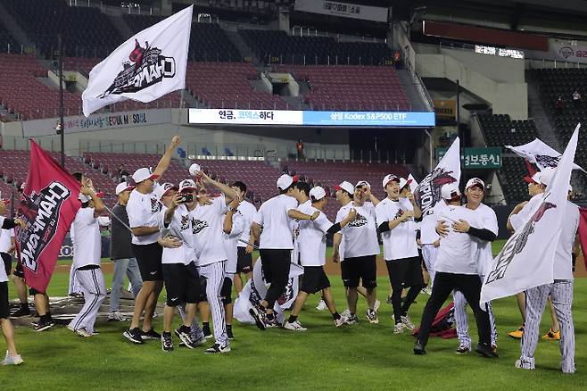 한화, 충격의 역전 끝내기포 맞았다…LG는 뒷풀이 응원하다 정규리그 우승 축포
