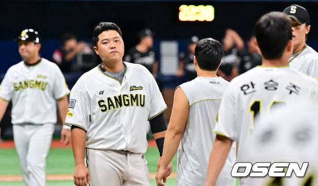 ‘롯데 떠나 첫 우승 꿈꿨는데’ 이대호 후계자 끝내 좌절…14년 연속 1위팀 제압한 마법사들 “앞으로 이런 경기 많이 했으면”