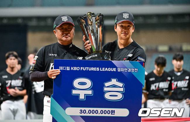 ‘롯데 떠나 첫 우승 꿈꿨는데’ 이대호 후계자 끝내 좌절…14년 연속 1위팀 제압한 마법사들 “앞으로 이런 경기 많이 했으면”