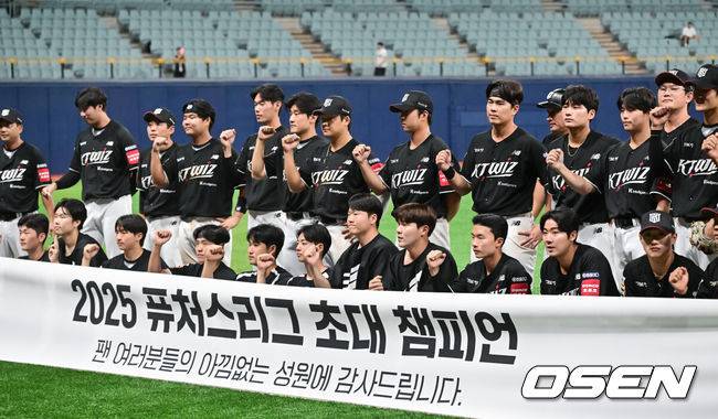 ‘롯데 떠나 첫 우승 꿈꿨는데’ 이대호 후계자 끝내 좌절…14년 연속 1위팀 제압한 마법사들 “앞으로 이런 경기 많이 했으면”