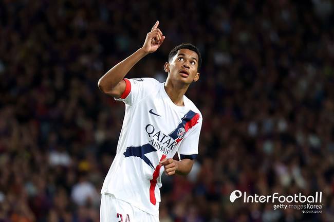 [UCL REVIEW] 골대 강타한 이강인 왼발 감아차기...'하무스 극장골' PSG, 바르셀로나에 2-1 역전승