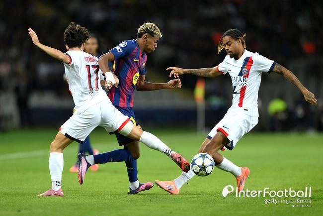 [UCL REVIEW] 골대 강타한 이강인 왼발 감아차기...'하무스 극장골' PSG, 바르셀로나에 2-1 역전승